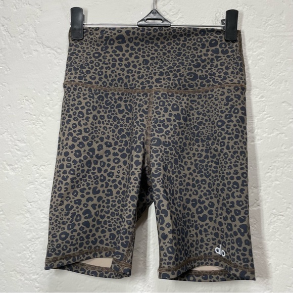 Alo Yoga Leopard High Waisted Vapor Biker Short size XXS - Picture 3 of 7